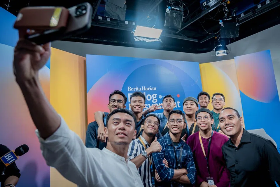 Anggota Parlimen (AP) GRC Jalan Besar, Dr Wan Rizal Wan Zakariah (kiri), dan AP GRC Chua Chu Kang, Encik Zhulkarnain Abdul Rahim (kanan), bergambar bersama para pelajar institut pendidikan agama dan madrasah sepenuh masa semasa ‘Dialog Masyarakat Berita Harian.’
