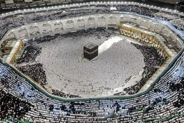 MENGALU-ALUKAN KEDATANGAN JEMAAH: Pada 2019, kira-kira 2.6 juta jemaah dapat menunaikan ibadah haji. Arab Saudi turut mengehadkan bilangan penduduknya untuk mengerjakan haji pada 2020 dan 2021 sebelum mengalu-alukan kembali seramai sejuta jemaah haji dari luar negara itu pada 2022. - Foto AFP
