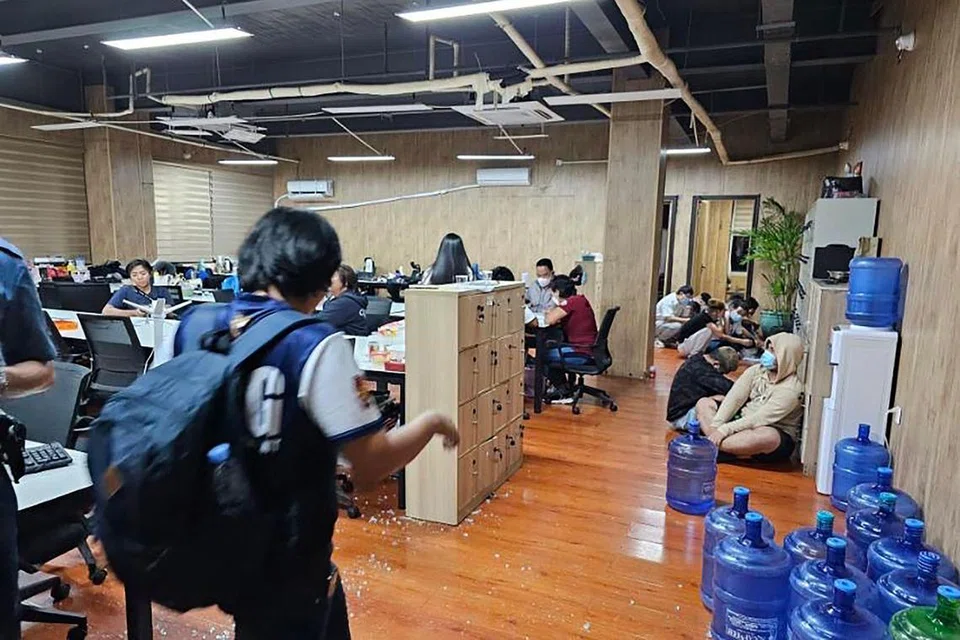 Selamatkan mangsa: Polis Anti-Jenayah Siber Filipina menjalankan siasatan selepas menyerbu sebuah pejabat di Las Pinas, Manila, pada Rabu. Keseluruhannya, polis telah menahan lebih 2,700 orang dalam serbuan ke atas pejabat-pejabat yang disyaki terlibat dalam aktiviti haram pemerdagangan manusia.