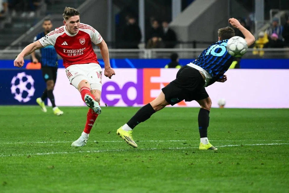 Penyerang Arsenal, Viktor Gyokeres (kiri), menjaringkan gol ketiga pasukannya menewaskan pemain tengah Inter Milan, Davide Frattesi, dalam perlawanan Liga Juara-Juara, di Stadium San Siro, Milan, pada 20 Januari.