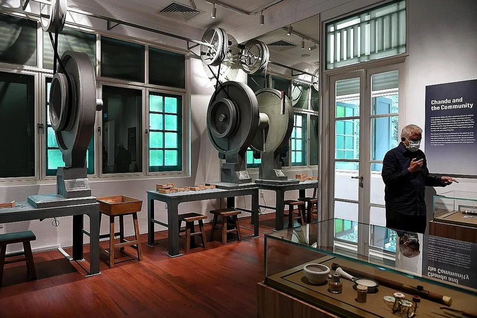 SEJARAH PENGHUNI ASAL MUZIUM: Tidak seperti versi sebelum muzium itu dinaik taraf pada 2018 yang hanya menceritakan tentang sejarah perang, aras dua muzium itu kini menceritakan tentang bahayanya penggunaan candu serta bagaimana perdagangan bahan itu dijalankan di Singapura dahulu. Pameran ini sebenarnya menyentuh tentang sejarah penghuni asal rumah banglo yang menempatkan muzium itu pada zaman penjajahan dahulu, iaitu seorang penyelia loji pembungkusan candu yang diimport sebelum ia dijual di Singapura.