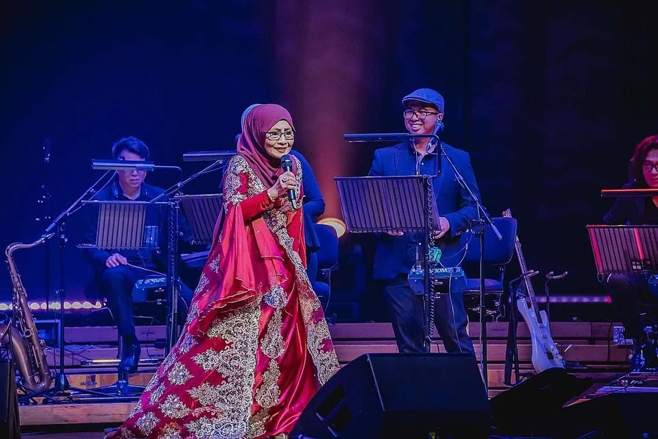 PENGALAMAN EMAS: Selaku penyanyi latar konsert Sanisah Huri, Amir Mansor (kanan) banyak belajar daripada mengamati budi pekerti dan budaya kerja legenda itu yang merendah hati dan berhemah dengan semua orang. - Foto BM oleh NUR DIYANA TAHA