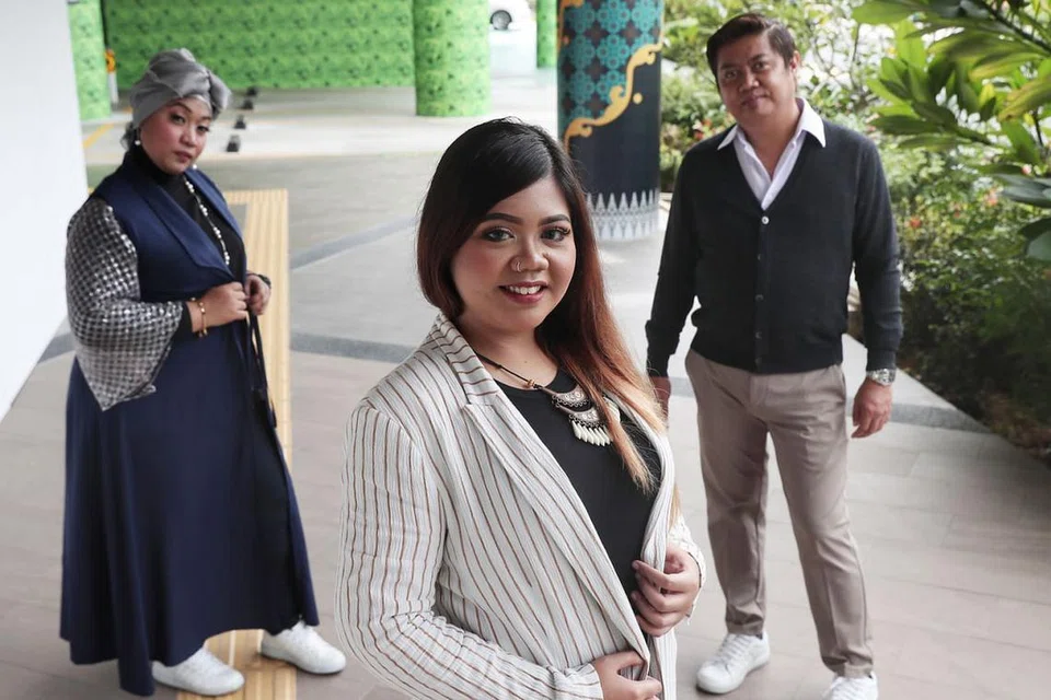 SENI SANA SINI: Erynn Eriynee (tengah) mengisi masa lapangnya dengan usaha memperkasa diri dengan ilmu muzik sebagaimana yang diharapkan ibu bapanya yang juga penyanyi, Budi Ryzale (kanan) dan Iana Eyzana. - Foto BH oleh KELVIN CHNG