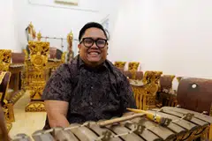 Pengurus Projek Gamelan Asmaradana, Faezan Redwan, sanggup meninggalkan kerjaya dalam perkhidmatan awam demi minatnya dalam muzik gamelan dan kini giat mempromosikan seni tersebut sebagai warisan budaya yang kekal terkait buat masyarakat Singapura.