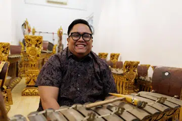 Pengurus Projek Gamelan Asmaradana, Faezan Redwan, sanggup meninggalkan kerjaya dalam perkhidmatan awam demi minatnya dalam muzik gamelan dan kini giat mempromosikan seni tersebut sebagai warisan budaya yang kekal terkait buat masyarakat Singapura.