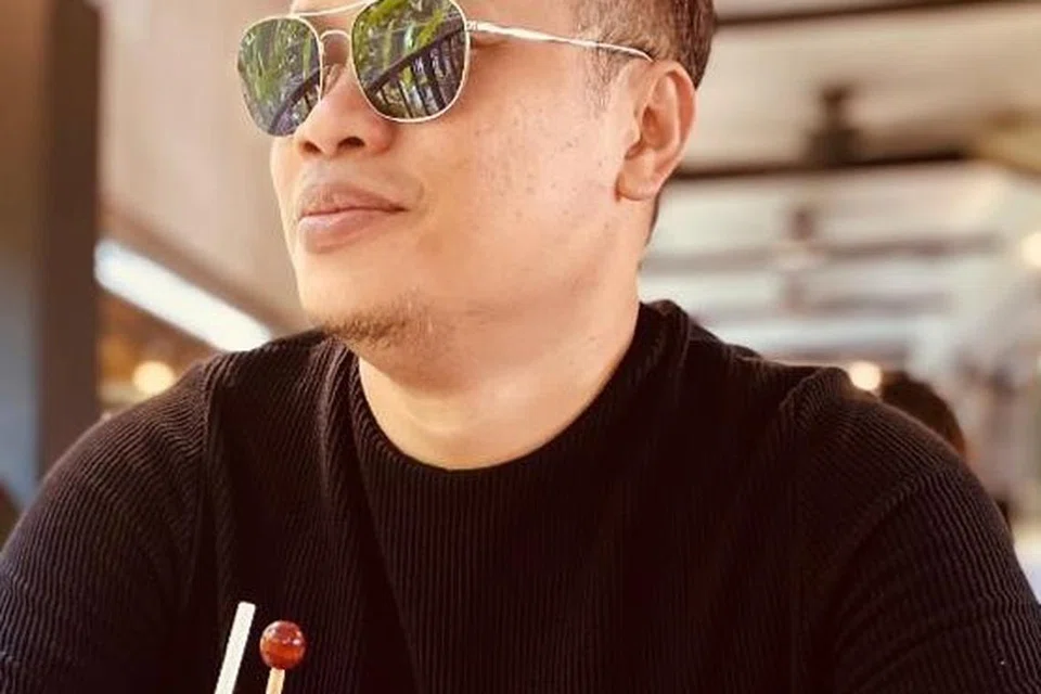 Roslie Sidik, penulis.