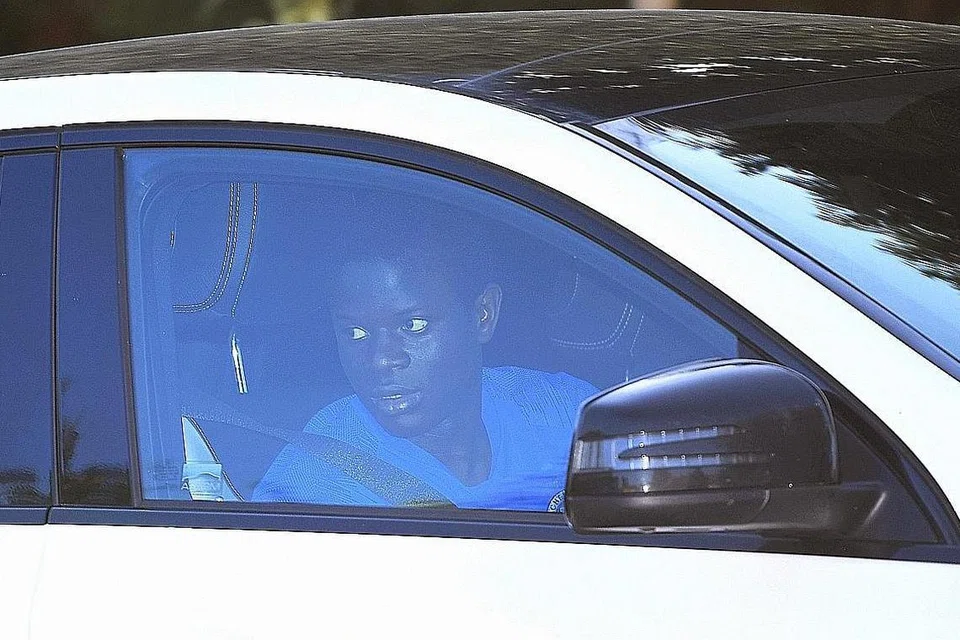 BERLATIH DI RUMAH: N'Golo Kante meninggalkan padang latihan Chelsea di Cobham, Britain, Selasa lalu. Beliau mahu berlatih sendiri di rumah. - Foto EPA-EFE