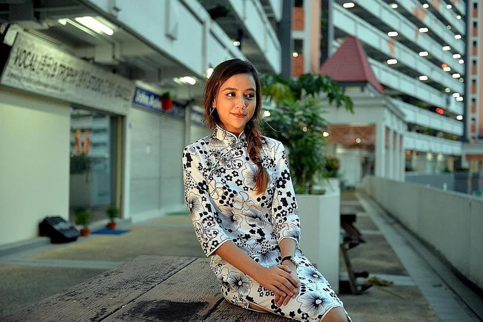 REKAAN TRADISIONAL: Ceongsam rekaan Cik Li yang dipakai model ini memaparkan reka bentuk tradisional dengan potongan yang lurus