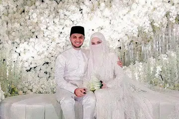 DIDAKWA: Neelofa (kanan) dan suaminya Muhammad Haris Mohd Ismail telah dihadapkan ke mahkamah kerana disyaki melanggar Perintah Kawalan Pergerakan Bersyarat (PKPB). - Foto WEDLOCX.CO