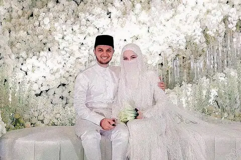 DIDAKWA: Neelofa (kanan) dan suaminya Muhammad Haris Mohd Ismail telah dihadapkan ke mahkamah kerana disyaki melanggar Perintah Kawalan Pergerakan Bersyarat (PKPB). - Foto WEDLOCX.CO