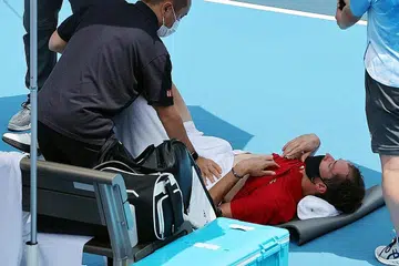 Daniil Medvedev terbaring dan diberi bantuan oleh pembantu fisio semasa perlawanan menentang pemain Italy Fabio Fognini kelmarin. - Foto AFP