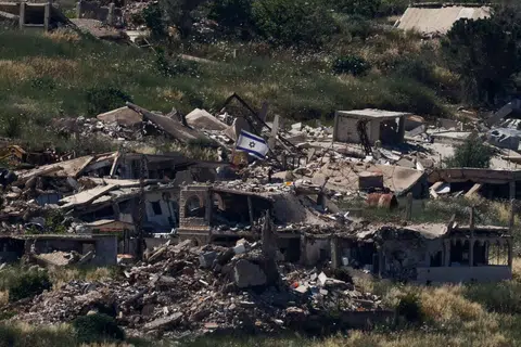 Bendera Israel dikibar di atas sebuah bangunan yang musnah di kampung Kfar Kela, selatan Lebanon berhampiran sempadan, dilihat dari Upper Galilee di utara Israel pada 4 Jun 2026. Perdana Menteri Lebanon, Nawaf Salam berkata tentera negara itu akan mula ditempatkan di “zon perintis” di selatan Lebanon sehari selepas Israel dan Lebanon bersetuju di Washington untuk melaksanakan gencatan senjata