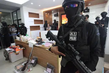 PERKEMBANGAN DI NEGARA JIRAN: Polis antikeganasan Indonesia mengawasi bukti yang dirampas dalam satu serbuan pengganasan di Majalengka baru-baru ini. Ia adalah penahanan ketiga terhadap militan berkaitan negara Islam yang dituduh berkomplot untuk mengebom kedutaan Myanmar di Jakarta berhubung keganasan ke atas umat Islam Rohingya. - Foto AFP
