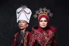 Pengasas dan jutawan jenama tudung Bawal Exclusive (BE), Cik Haliza Maysuri, menggayakan busana diinspirasikan daripada kisah Hurrem Sultan iaitu kisah sejarah Turkey, berharga RM250,000 ($70,498) semasa malam ulang tahun ke-25 BE pada Disember lalu. Bersama beliau ialah suaminya, Encik Rosli. 