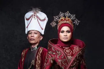 Pengasas dan jutawan jenama tudung Bawal Exclusive (BE), Cik Haliza Maysuri, menggayakan busana diinspirasikan daripada kisah Hurrem Sultan iaitu kisah sejarah Turkey, berharga RM250,000 ($70,498) semasa malam ulang tahun ke-25 BE pada Disember lalu. Bersama beliau ialah suaminya, Encik Rosli. 