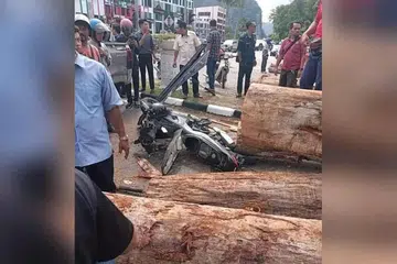 Seorang wanita cedera parah dan dilaporkan kritikal selepas motosikal yang ditungganginya dihempap kayu balak dari lori yang terbalik dalam kejadian di Gua Musang, Kelantan.