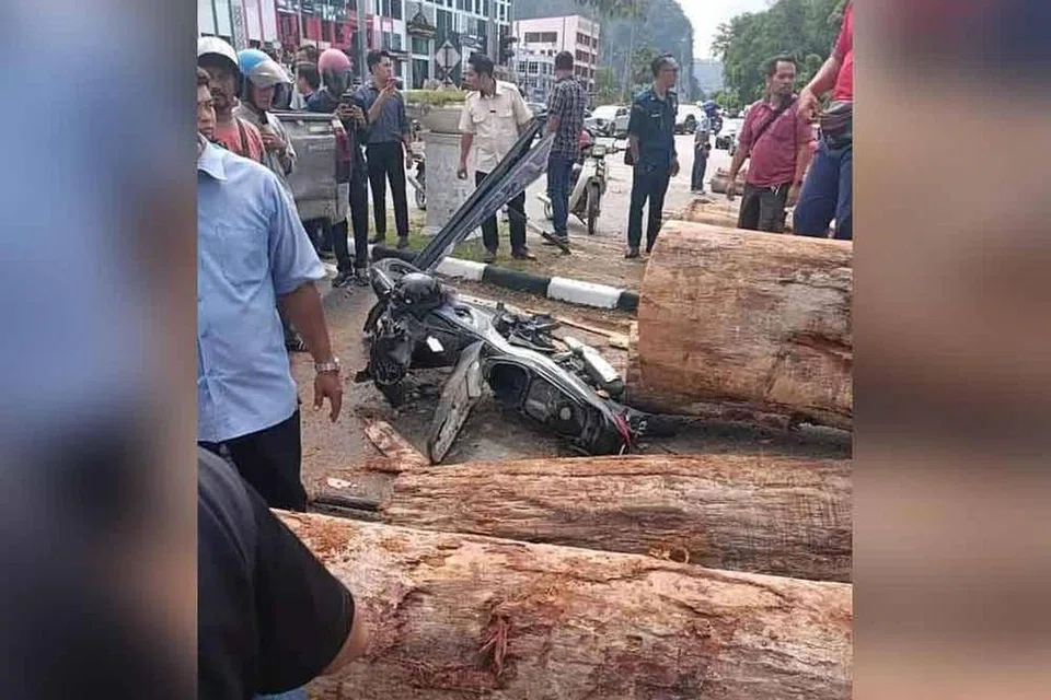 Seorang wanita cedera parah dan dilaporkan kritikal selepas motosikal yang ditungganginya dihempap kayu balak dari lori yang terbalik dalam kejadian di Gua Musang, Kelantan.