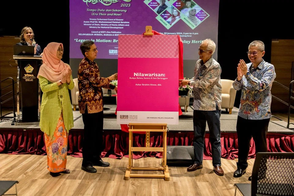 DILANCARKAN: Pelancaran buku, ‘Nilawarisan: Budaya, Bahasa, Sastera, and Seni Berlanggam’ oleh Menteri Negara (Ehwal Dalam Negeri merangkap Pembangunan Negara), Dr Muhammad Faishal Ibrahim (tiga dari kiri), semasa Hari Warisan. Bersama beliau ialah pensyarah Universiti Nasional Singapura, Dr Azhar Ibrahim Alwee (belakang, kiri); naib pengerusi YWM, Cik Rahayu Buang (dua dari kiri); sasterawan tempatan, Hamed Ismail (dua dari kanan); dan pengerusi YWM, Dr Norshahril Saat (kanan). 