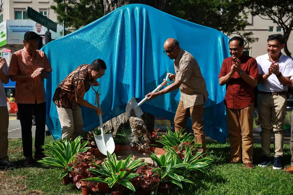 PECAH TANAH: Menteri Kanan merangkap Menteri Penyelaras bagi Dasar Sosial, Encik Tharman Shanmugaratnam (tiga dari kanan) dan Menteri di Pejabat Perdana Menteri dan Menteri Kedua (Ehwal Luar merangkap Pendidikan), Dr Mohamad Maliki Osman (dua dari kiri), memecahkan tanah di kawasan dekat persimpangan antara Geylang Road dengan Joo Chiat Road sebagai tanda pelancaran kerja naik taraf jalur budaya Geylang Serai.