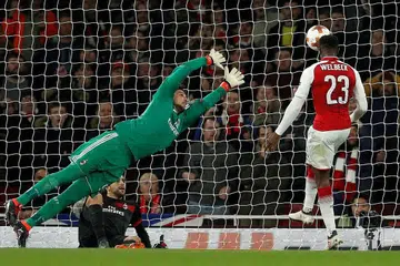 DIKRITIK: Welbeck yang berjaya menjaringkan dua gol, dikritik kerana didakwa sengaja menjatuhkan diri bagi mendapatkan penalti buat pasukannya. - Foto REUTERS