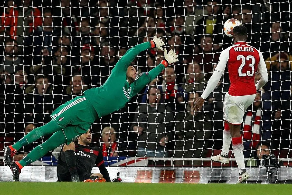 DIKRITIK: Welbeck yang berjaya menjaringkan dua gol, dikritik kerana didakwa sengaja menjatuhkan diri bagi mendapatkan penalti buat pasukannya. - Foto REUTERS