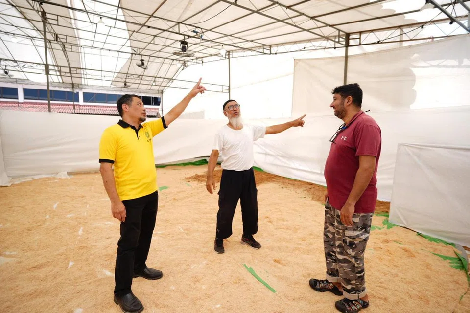 (Dari kiri) Encik Sahabuddin Jasin bersama kakitangan Persatuan Muhammadiyah, Encik Shamsudeen Haja Maideen dan Encik Shaik Ahmad Khan s/o Nurul Amin, sedang memeriksa kandang kambing di Muhammadiyah Kindergarten.