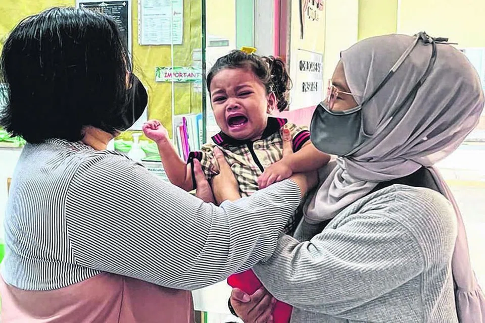 SATU PERKARA BIASA: Keresahan semasa berpisah adalah satu perkara biasa yang dipamerkan oleh kanak-kanak peringkat prasekolah sebagai menunjukkan bahawa mereka rasa takut atau bimbang apabila berpisah dengan ibu bapa. - Foto PPIS