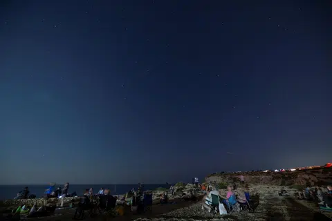 Meteor muncul di langit malam semasa hujan meteor tahunan perseid di Migra L-ferha, di luar bandar Rabat, Malta 12 Ogos 2024.