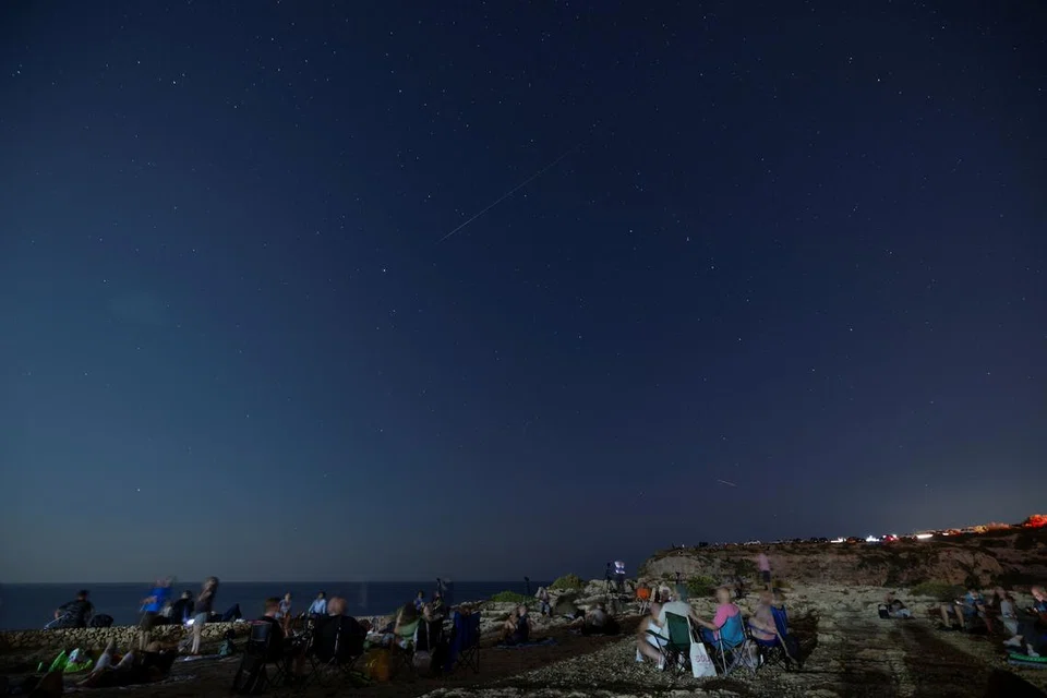 Meteor muncul di langit malam semasa hujan meteor tahunan perseid di Migra L-ferha, di luar bandar Rabat, Malta 12 Ogos 2024.
