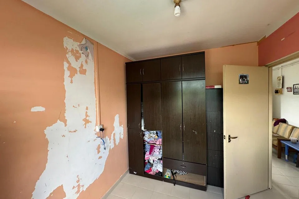 SEBELUM DIPERBAIKI: Keadaan rumah Cik Ramesware Malaiyandy sebelum ia diperbaiki.