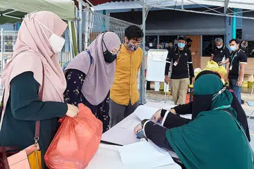 TERIMA HABUAN: Sekitar 700 keluarga memerlukan menerima habuan kuih Hari Raya dan wang zakat oleh Persatuan Muhammadiyah semalam supaya mereka dapat membuat persiapan bagi bulan Syawal yang bakal menjelma tidak lama lagi. - Foto BH oleh ROSLEE ABDUL RAZAK