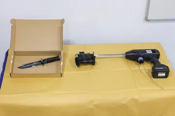 Sebuah alat yang diubah suai menjadi penyembur api (kanan) dan sebilah pisau dirampas daripada lelaki itu di tempat kejadian.