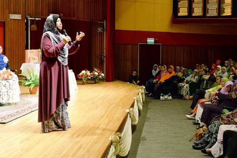 USAH MUDAH SALAHKAN ORANG LAIN: Setiap individu khususnya ibu bapa harus mengambil sikap bertanggungjawab dalam apa jua keadaan, kata pakar motivas, Profesor Dr Muhaya Mohamad, dalam ceramah bertajuk 'Ibu Bapa Cemerlang bersama Keluarga Gemilang' sempena Hari Ibu & Bapa anjuran Muslimah Masjid-Masjid Kelompok Tenggara di auditorium Kelab Masyarakat Tampines East, baru-baru ini. 