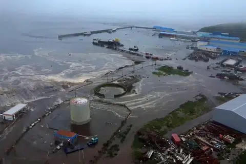 Gambar rakaman video dari dron yang dikeluarkan oleh Perkhidmatan Geofizik Akademi Sains Russia pada 30 Julai 2025 ini menunjukkan kawasan Severo-Kurilsk di Pulau Paramushir, utara Kepulauan Kuril, Russia yang dilanda tsunami.