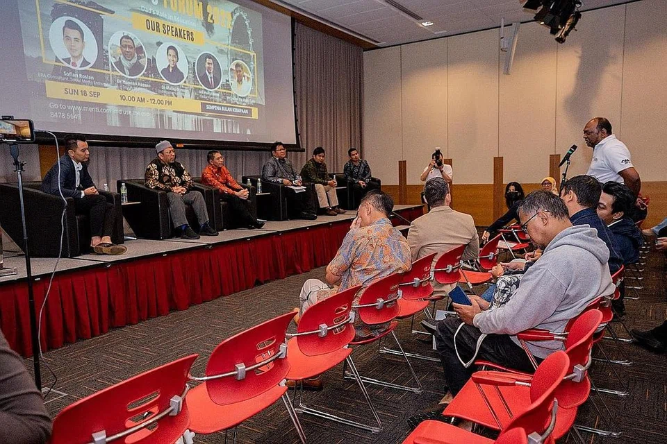 KONGSI PENGALAMAN: Panel Forum Bapa mengenai Pendidikan semalam terdiri daripada (dari kiri) Encik Sofian, Ustaz Dr Mohammad Hannan, Dr Maliki, Encik Mohammad Zahrin Abdullah (moderator forum), Encik Jailani dan Encik Md Haikal. - Foto BH oleh NUR DIYANA TAHA