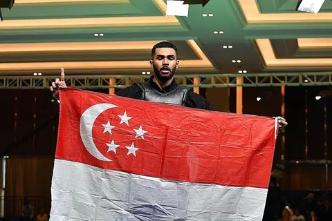 RAJA EMAS: Pesilat Singapura Sheik Farhan Sheik Alau'ddin memenangi pingat emas ketiganya dalam Sukan SEA 2023 pada Rabu. - Foto MAJLIS SUKAN SINGAPURA