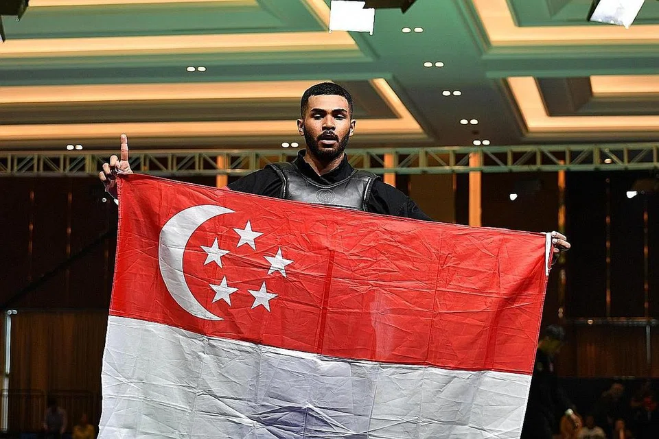 RAJA EMAS: Pesilat Singapura Sheik Farhan Sheik Alau'ddin memenangi pingat emas ketiganya dalam Sukan SEA 2023 pada Rabu. - Foto MAJLIS SUKAN SINGAPURA