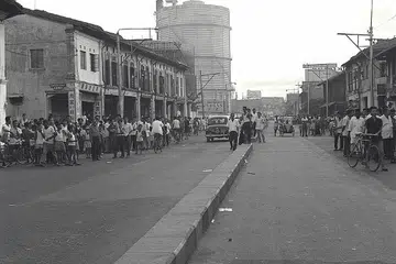 BOLEH BERUBAH: Rusuhan kaum di kawasan Kallang pada 1964. Encik Wong berkata rakyat Singapura tidak boleh mengandaikan keharmonian kaum yang dinikmati sekarang kukuh, apatah lagi akan berkekalan. - Foto fail