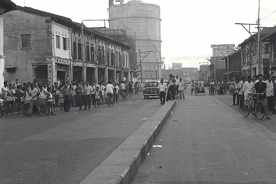 BOLEH BERUBAH: Rusuhan kaum di kawasan Kallang pada 1964. Encik Wong berkata rakyat Singapura tidak boleh mengandaikan keharmonian kaum yang dinikmati sekarang kukuh, apatah lagi akan berkekalan. - Foto fail
