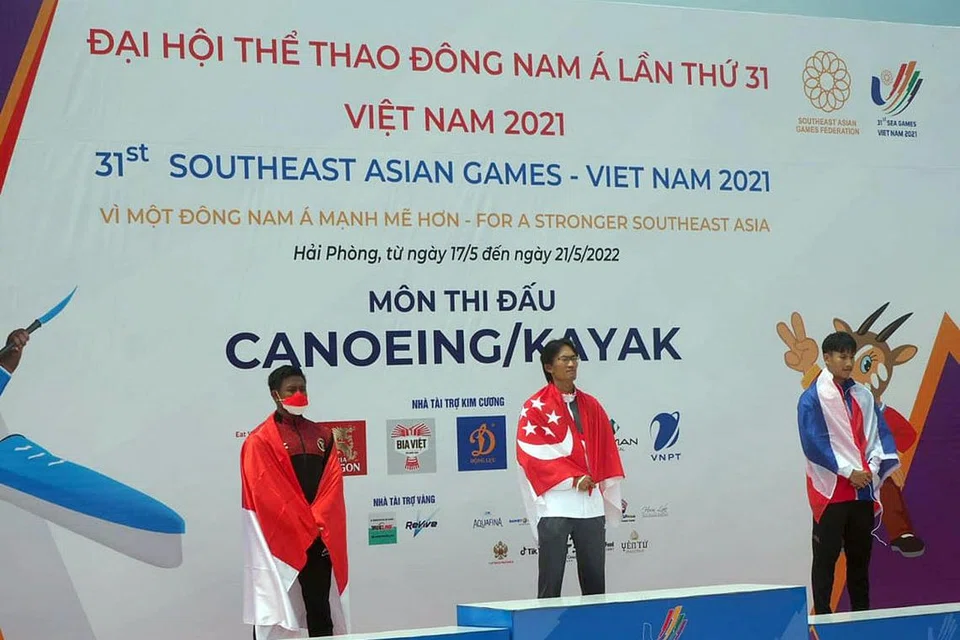 JUARA SEKALI LAGI: Lucas Teo meraih emas kayak selepas menamatkan perlumbaan di depan enam pesaing dengan masa 3 minit 51.501 saat di Pusat Akuatik Thuy Nguyen Hai Phong semalam. - Foto PERSEKUTUAN KANU SINGAPURA