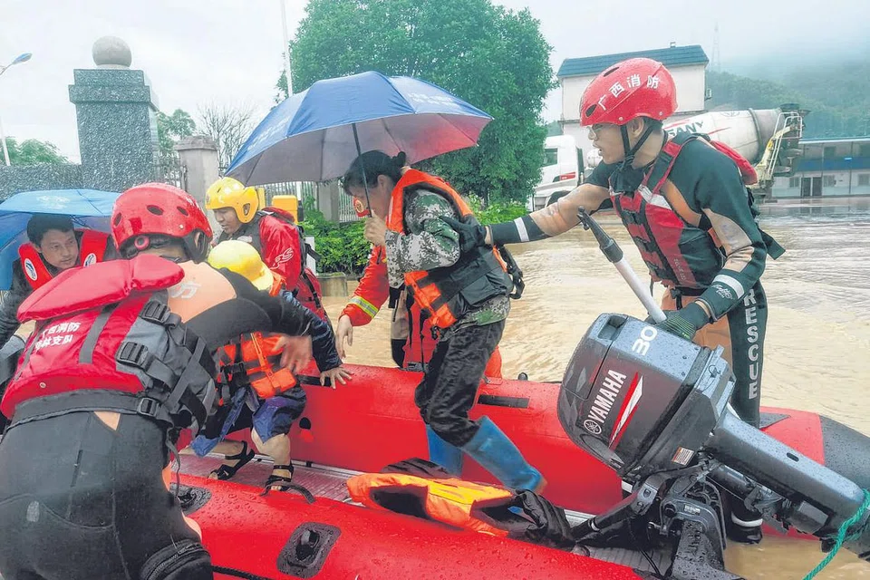 CHINA: OPERASI MENYELAMAT: Mangsa-mangsa banjir di wilayah China Guilin, Guangxi Zhuang, dipindahkan dari kawasan-kawasan yang teruk terjejas. - Foto REUTERS