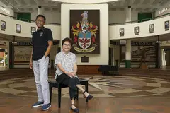 PENEMUAN MENARIK: Guru kanan subjek Bahasa Melayu Sazali Sahri dan Ketua Perhubungan Alumni dan Arkib Cheryl Yap menghuraikan kewujudan tulisan Jawi dan lambang keris pada cap mohor kebesaran Raffles yang disepadukan dalam lencana sekolah. Lencana besar turut dipasang dalam Bangunan Yusof Ishak di kampus Raffles Institution, Bishan Street 21. - Foto BM oleh YONG LI XUAN