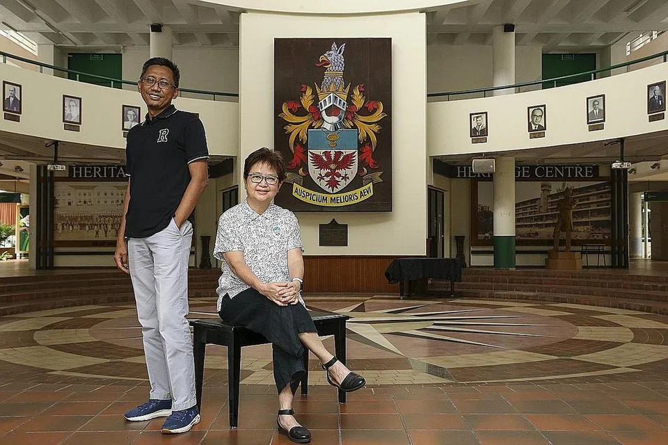 PENEMUAN MENARIK: Guru kanan subjek Bahasa Melayu Sazali Sahri dan Ketua Perhubungan Alumni dan Arkib Cheryl Yap menghuraikan kewujudan tulisan Jawi dan lambang keris pada cap mohor kebesaran Raffles yang disepadukan dalam lencana sekolah. Lencana besar turut dipasang dalam Bangunan Yusof Ishak di kampus Raffles Institution, Bishan Street 21. - Foto BM oleh YONG LI XUAN