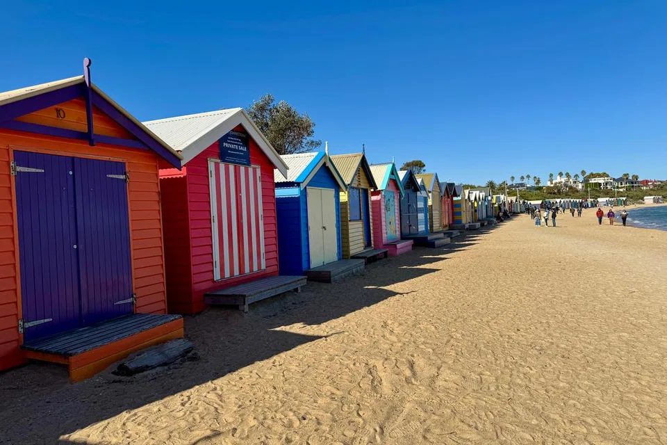 Pantai Brighton terkenal untuk Kotak Mandi berwarna-warni.