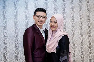 TULANG BELAKANG HADY: Daripada seseorang yang tidak begitu mengenali dunia hiburan di Singapura, Nurjannah Nur Wahid (kanan) berubah menjadi isteri yang peka dan gigih merancang konsep persembahan dan gaya fesyen Hady Mirza di pentas Gegar Vaganza 6 (GV6). - Foto BH oleh NUR DIYANA TAHA