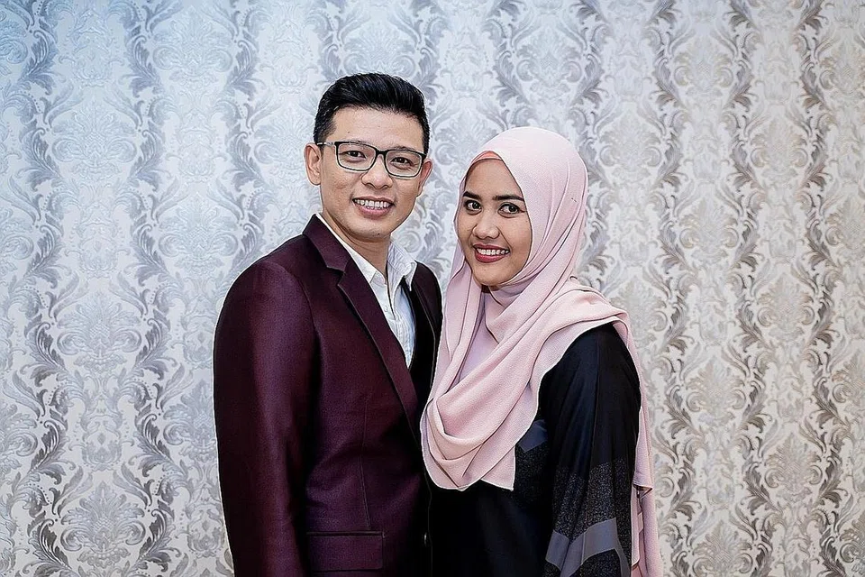 TULANG BELAKANG HADY: Daripada seseorang yang tidak begitu mengenali dunia hiburan di Singapura, Nurjannah Nur Wahid (kanan) berubah menjadi isteri yang peka dan gigih merancang konsep persembahan dan gaya fesyen Hady Mirza di pentas Gegar Vaganza 6 (GV6). - Foto BH oleh NUR DIYANA TAHA