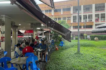 HUJAN LEBAT: Sebuah kedai kopi di Tampines semasa hujan lebat pagi semalam. - Foto BH oleh BENJAMIN SEETOR