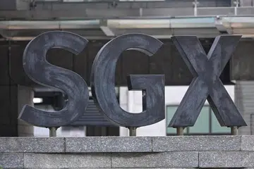 Indeks Straits Times (STI) naik 1.81 mata, atau 0.3 peratus, kepada 5,032.41 pada tengah hari 23 Februari, selepas menurun seketika sejurus pasaran dibuka.