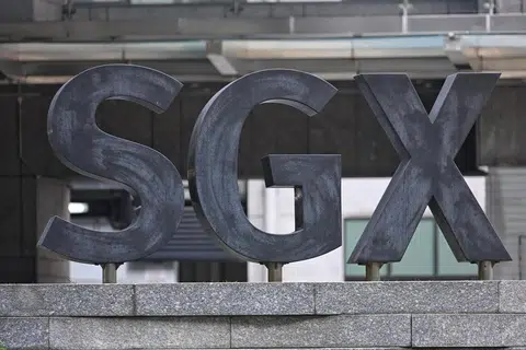 Indeks Straits Times (STI) naik 1.81 mata, atau 0.3 peratus, kepada 5,032.41 pada tengah hari 23 Februari, selepas menurun seketika sejurus pasaran dibuka.