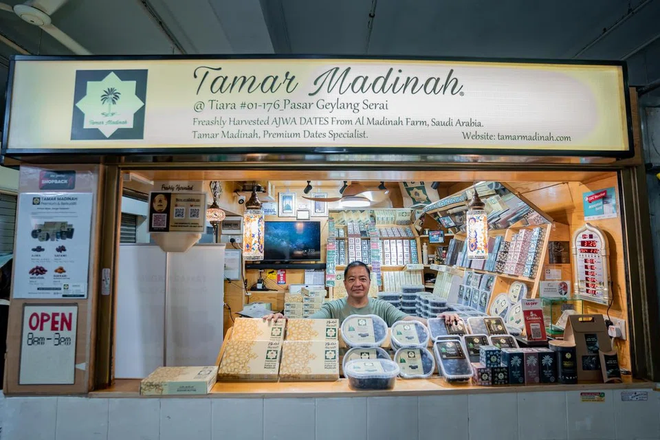 Pemilik gerai Tamar Madinah, Encik Azmi Mohd Tahir, membawa masuk kurma dari ladang Madinah.